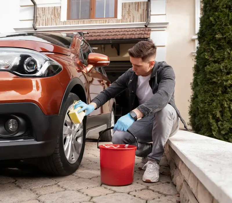 Lavage auto à domicile Saint-Pierre-de-Genebroz : professionnel intervenant sur un véhicule